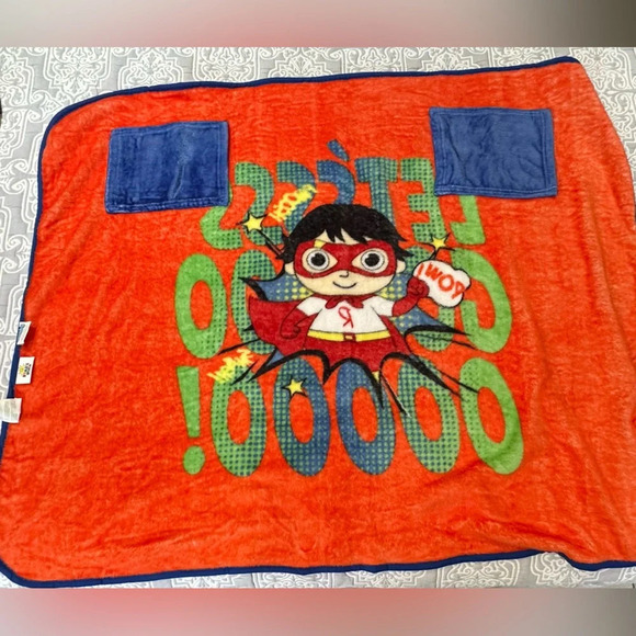 Kids plush blanket with pockets - Picture 2 of 5